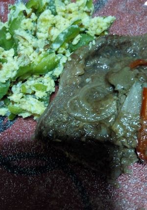 Una foto de Bife con revuelto de zapallitos