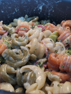 Una foto de Pasta con brócoli, bacon y nata