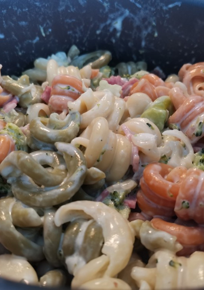 Una foto de Pasta con brócoli, bacon y nata