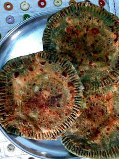स्टफ्ड पालक पराठा (stuffed palak paratha recipe in Hindi) रेसिपी मुख्य फोटो