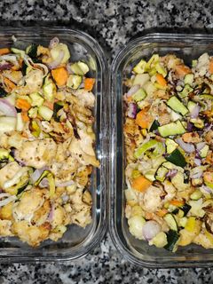 Una foto de Salteado de verduras con pollo en freidora de aire