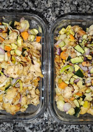 Una foto de Salteado de verduras con pollo en freidora de aire