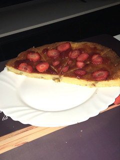 Una foto de Torta de frutos secos & fresas 🍰🥜🍓