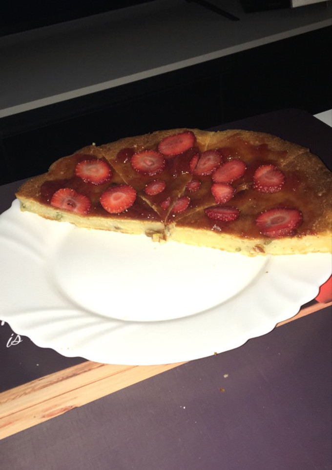 Una foto de Torta de frutos secos & fresas 🍰🥜🍓