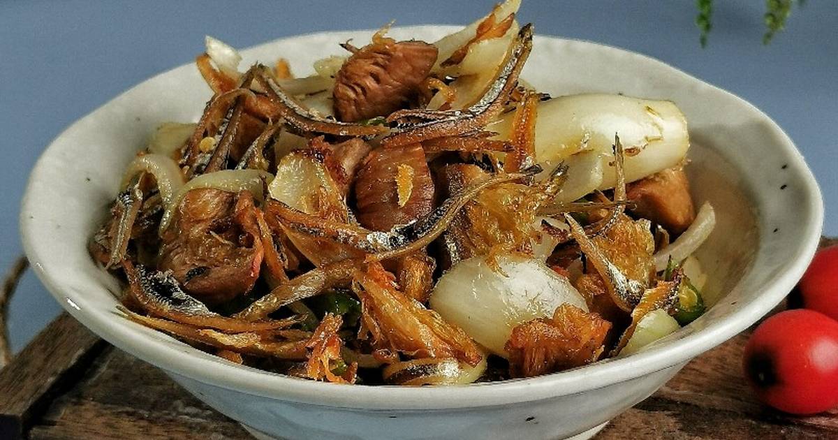 Mandai Goreng Tradisional: Potongan mandai yang digoreng hingga renyah, dengan warna kecokelatan dan tekstur lembut di dalam