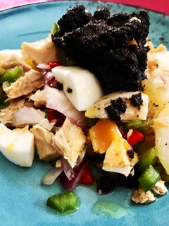 Una foto de Ensalada campera con paté de aceitunas negras