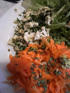 Una foto de ENSALADA DE BROCOLI y COLIFLOR