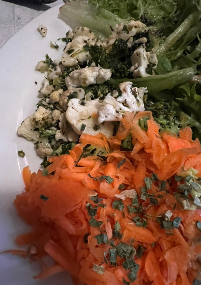 Una foto de ENSALADA DE BROCOLI y COLIFLOR