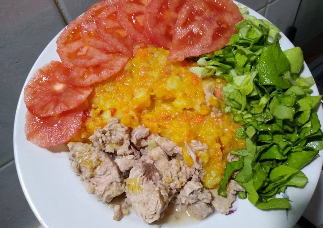 Atún en Trozos con Puré, Lechuga y Tomate