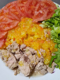 Una foto de Atún en Trozos con Puré, Lechuga y Tomate
