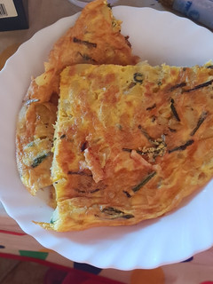 Una foto de Tortilla de patatas y espárragos verdes