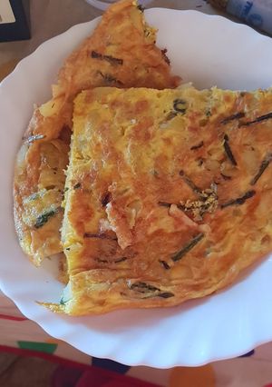 Una foto de Tortilla de patatas y espárragos verdes