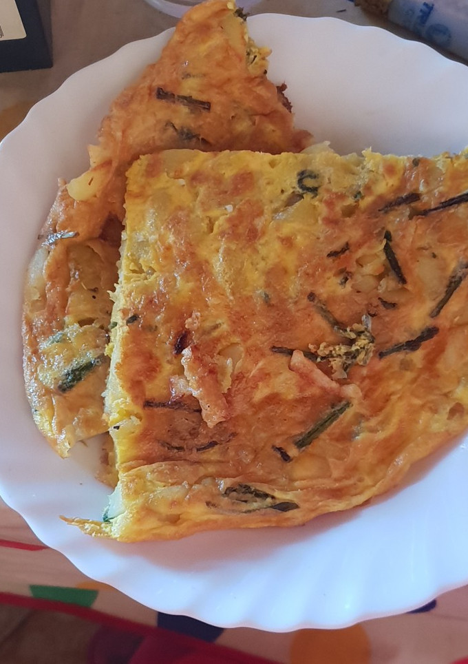 Una foto de Tortilla de patatas y espárragos verdes