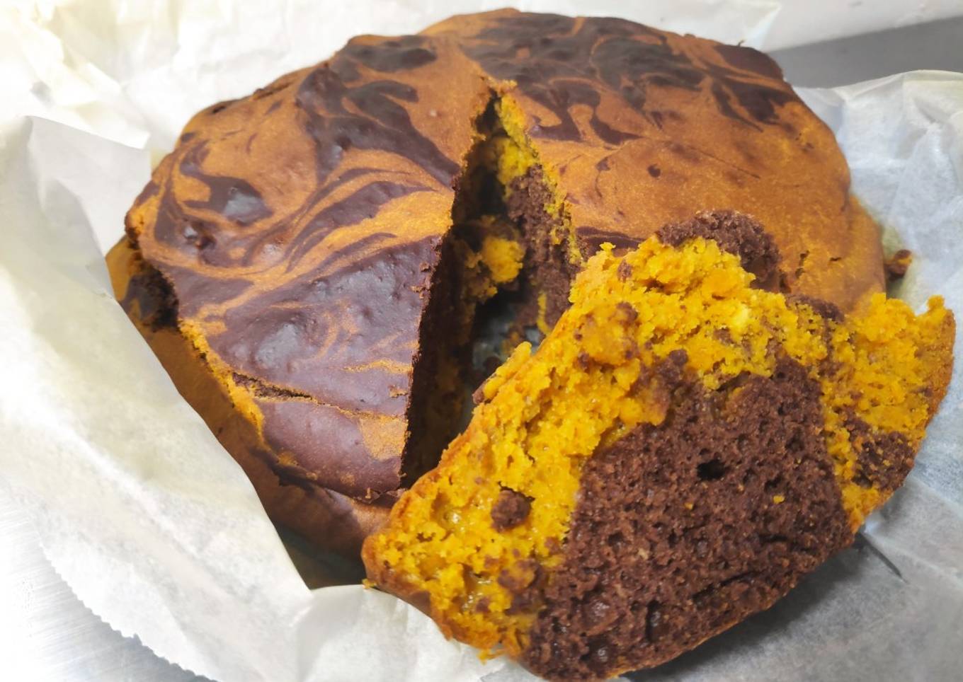 Bizcocho marmolado de calabaza y plátano con chocolate