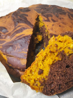 Una foto de Bizcocho marmolado de calabaza y plátano con chocolate