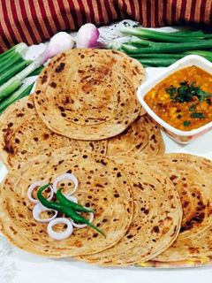 લચ્છા પરાઠા (Lachcha Paratha Recipe In Gujarati) રેસીપી મુખ્ય ફોટો