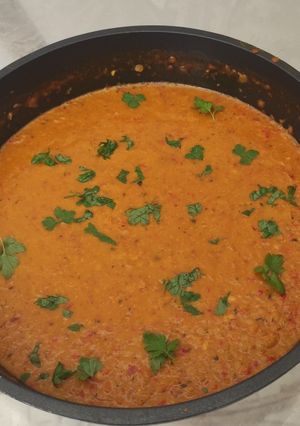 Una foto de Easy Red Lentil Dhal / Masoor Dal recipe (vegan curry)