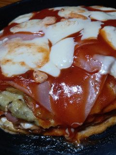Una foto de Tortilla a la pizza rellena 😍😋♥️