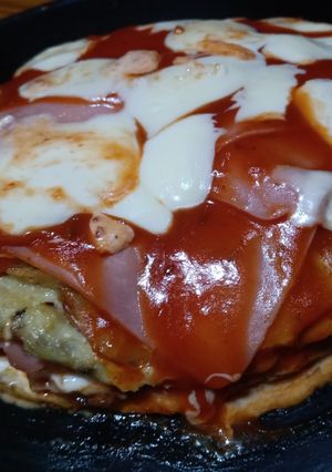 Una foto de Tortilla a la pizza rellena 😍😋♥️