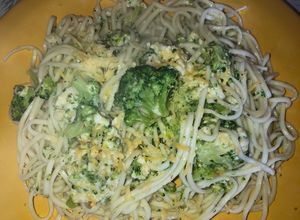 Una foto de Pastas Alfredo con brócoli 🥦
