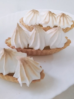 صورة لوصفة تارتولات بكريمة الليمون اللذيذة والميرانغ 😋😋