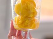 Una foto de jugo de mango