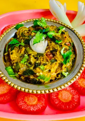 वाग्यांच भरीत (Vangyach Bharit Recipe In Marathi) रेसिपी चे मुख्य फोटो