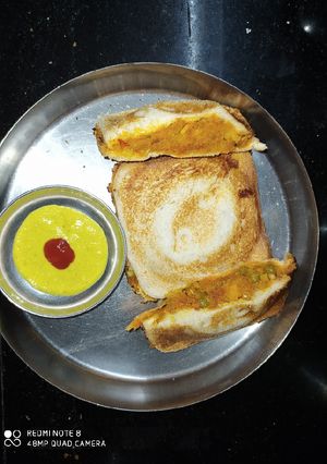 A picture of મસાલા ટોસ્ટ સેન્ડવિચ.