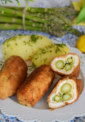 Zdjęcie przepisu Drobiowe roladki ze szparagami z mozzarellą.