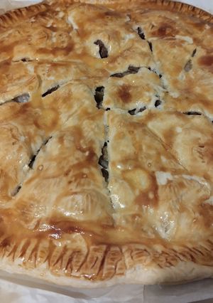 Une photo de 🥧 Tourte à la viande et aux oignons 🧅😋