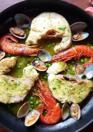 Foto principal de Merluza con almejas y gambones en salsa verde