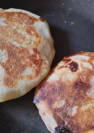 Una foto de Arepas🫓de yuca rellenas de queso y bocadillo de guayaba🥯🧀🍯