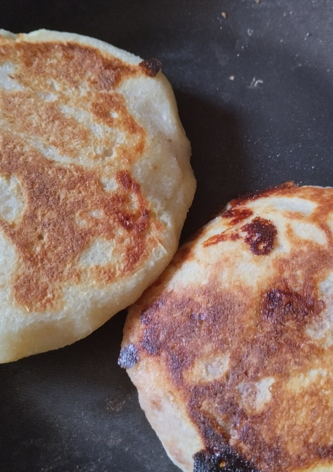 Una foto de Arepas🫓de yuca rellenas de queso y bocadillo de guayaba🥯🧀🍯