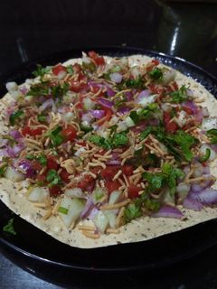 मसाला पापड़ स्नैक्स रेसिपी(Masala papad snacks recipe Hindi) रेसिपी मुख्य फोटो