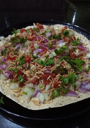 मसाला पापड़ स्नैक्स रेसिपी(Masala papad snacks recipe Hindi) रेसिपी मुख्य फोटो