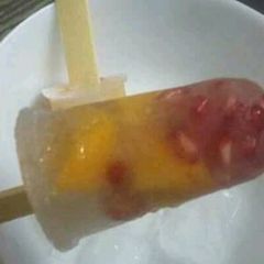 A picture of Fruit coconut popsicle.