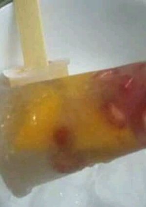 A picture of Fruit coconut popsicle.