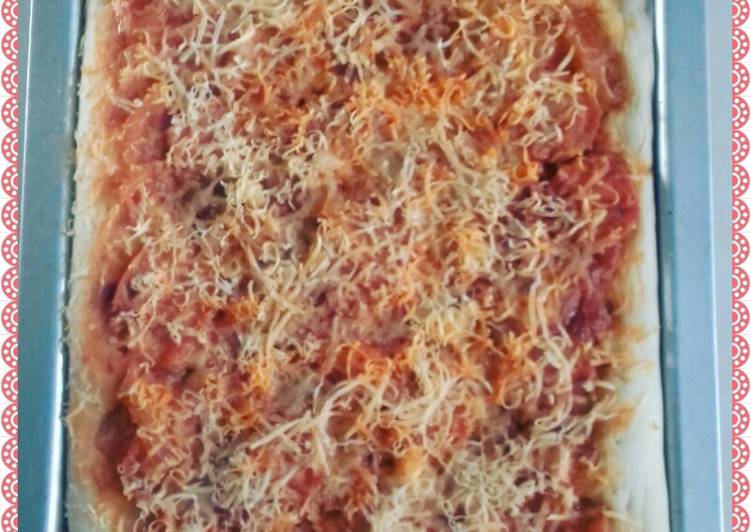 Pizza panggang saus bolognese