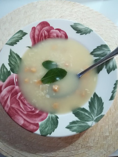 Una foto de Sopa de arroz y garbanzos