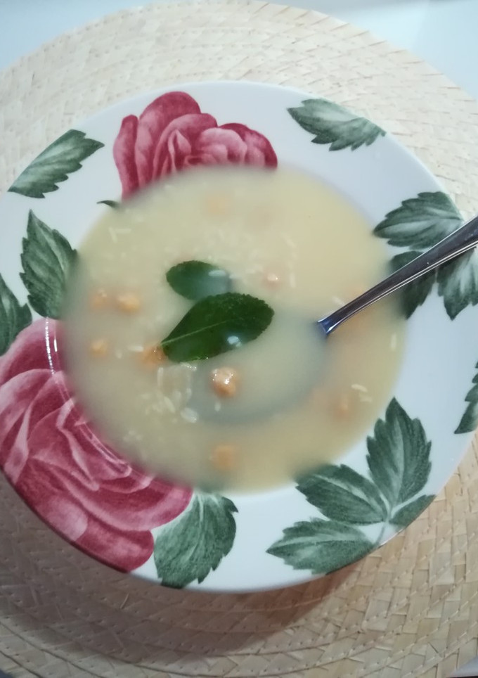 Una foto de Sopa de arroz y garbanzos