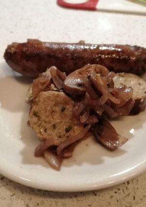 A picture of Sausages in wine sauce.