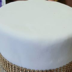 Vanilla cake with fondant A picture of Vanilla cake with fondant.