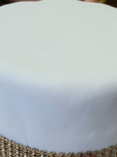 A picture of Vanilla cake with fondant.