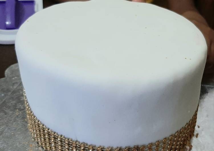 Vanilla cake with fondant