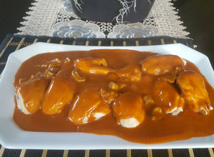 Una foto de Mole de olla con pollo y hongos
