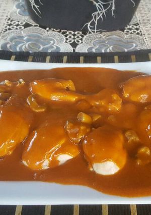 Una foto de Mole de olla con pollo y hongos