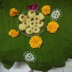 A picture of Kesariya coconut laddoo.