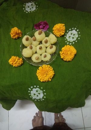 A picture of Kesariya coconut laddoo.