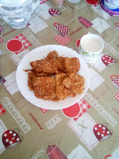 Una foto de Lomo empanado con cereales al horno y ensalada de pasta