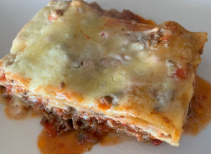 Una foto de Lasaña boloñesa 😍
